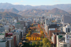 北海道札幌市の大通公園で全体像と山なみ「秋」の写真